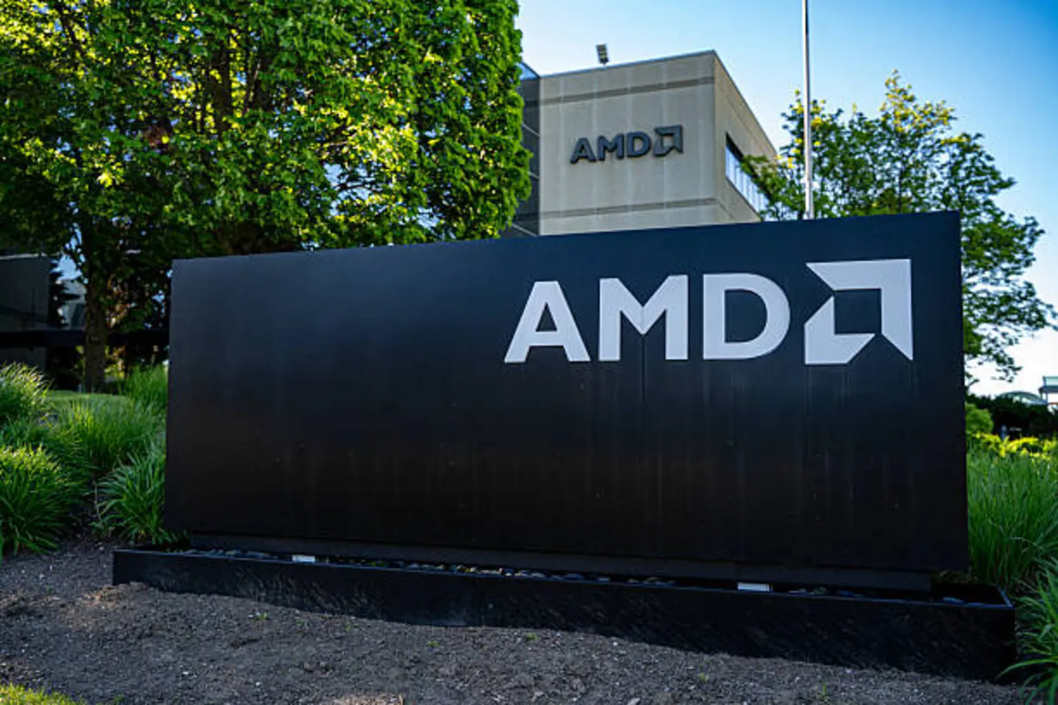 AMD: Finally Competing With Full-Rack Solutions, Maintain Buy