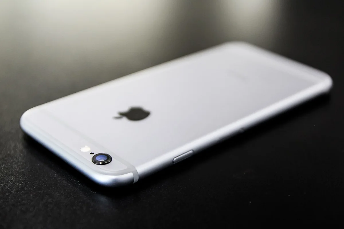 Apple’s (AAPL) AI Strategy Reset Gains Wall Street Support Amid Cybersecurity Probe