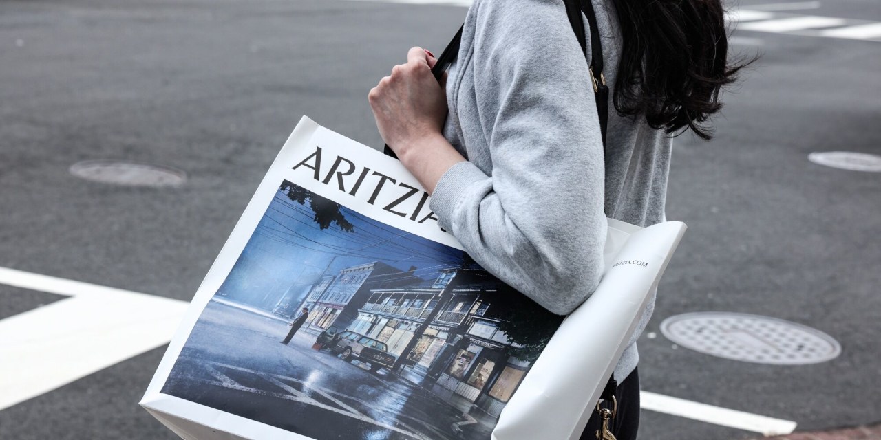 Aritzia Profit Surges on Growth Across Channels, Geographies