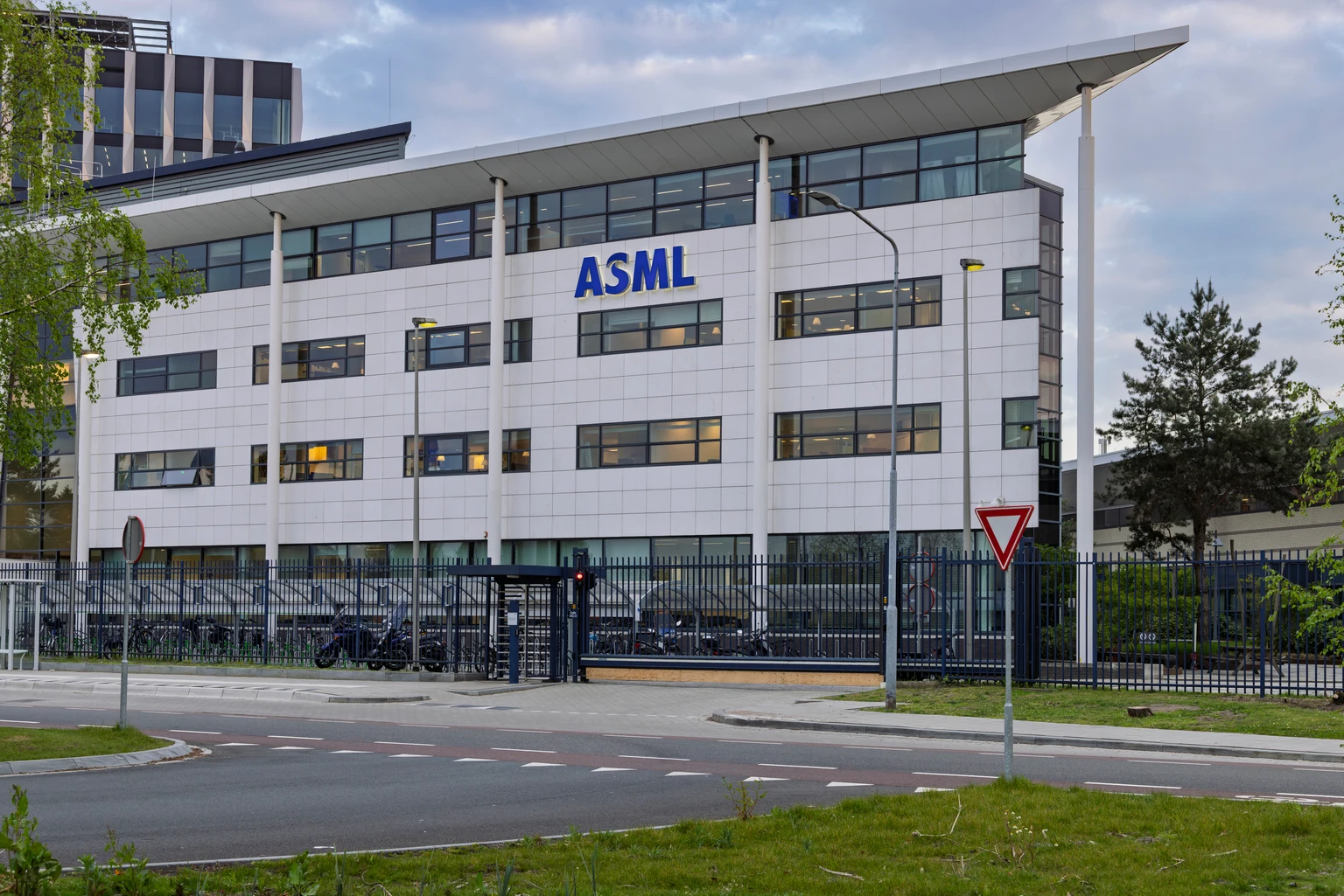 ASML: AI Growth Story Has Entered A New Phase (Rating Upgrade)
