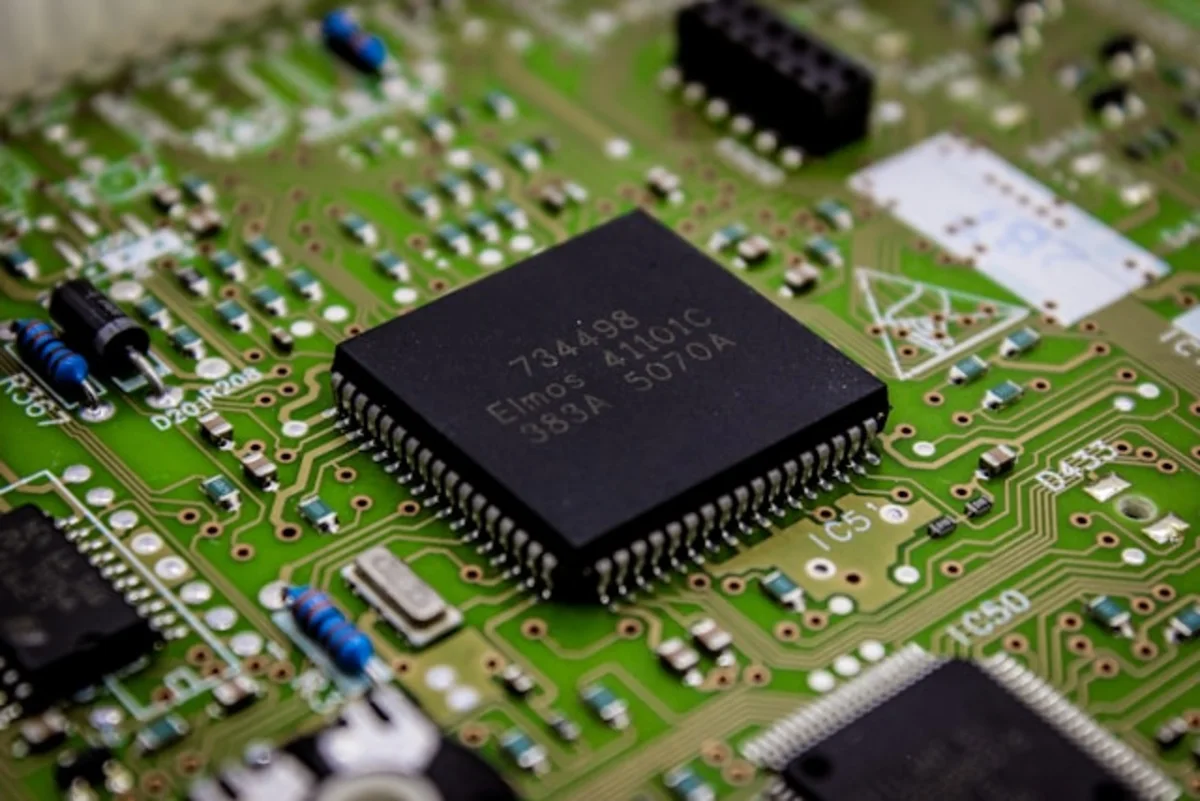 ASML Holding N.V. (ASML) Denies Selling EUV Chipmaking Tool to China Following Report of US Concern