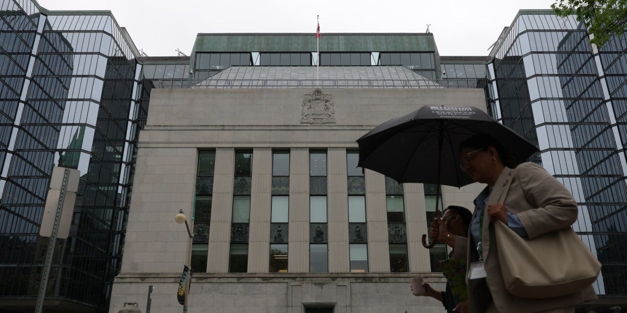 Bank of Canada Careful Not to Overreact to Inflation Pressure, Minutes Say