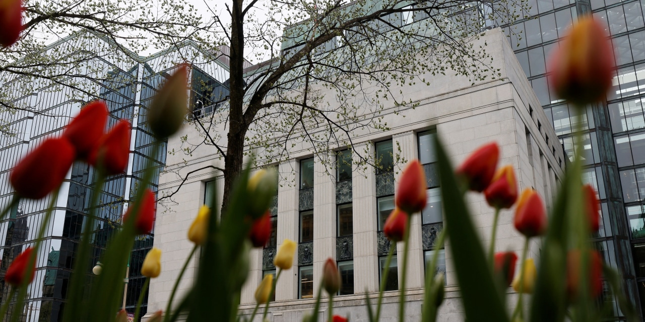 Bank of Canada Keeps Rate Steady as Inflation Worries Intensify