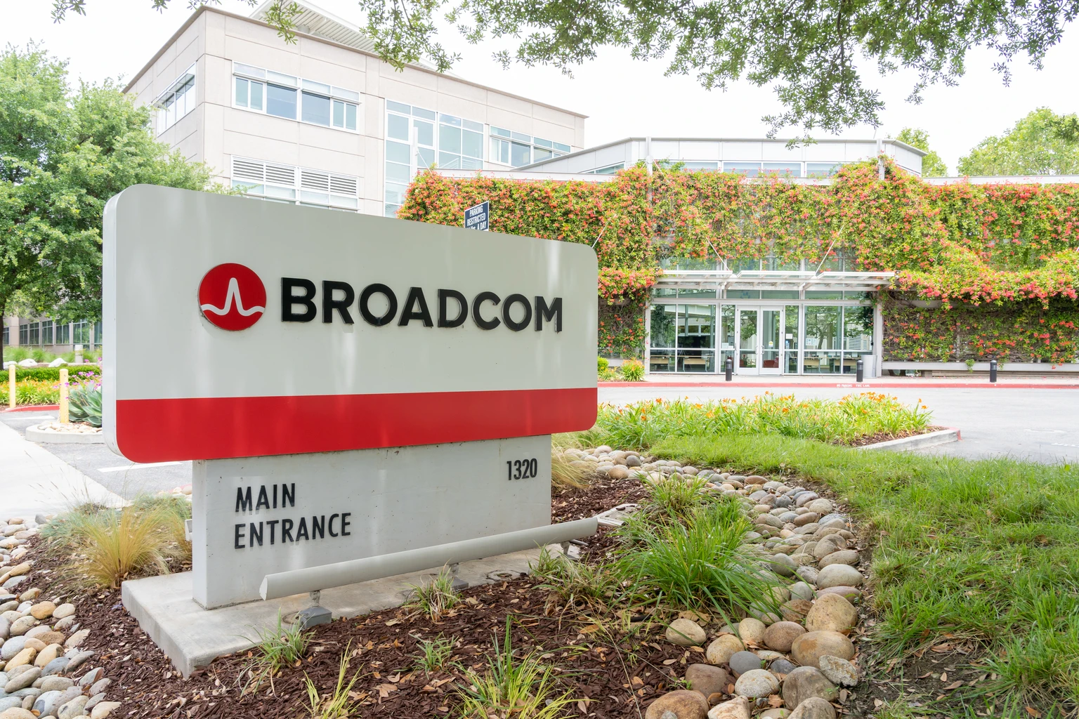 Broadcom: This Dip Is A Real Gift