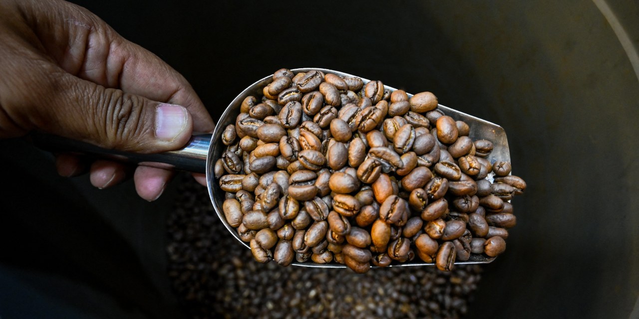 Celebrity-Backed Indonesia Coffee Chain Meets Banks for Potential IPO