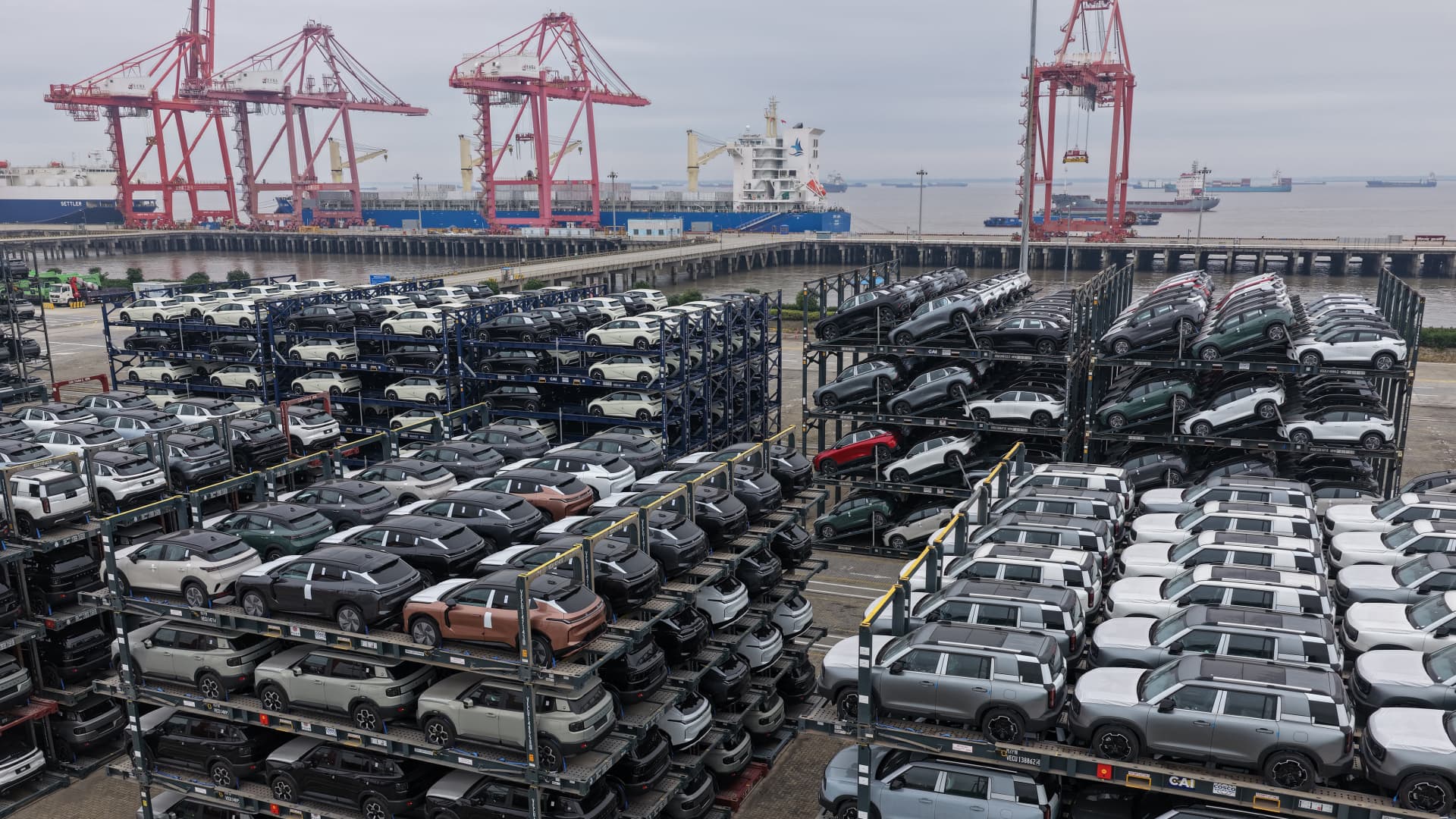 China's exports and imports surge past expectations in September