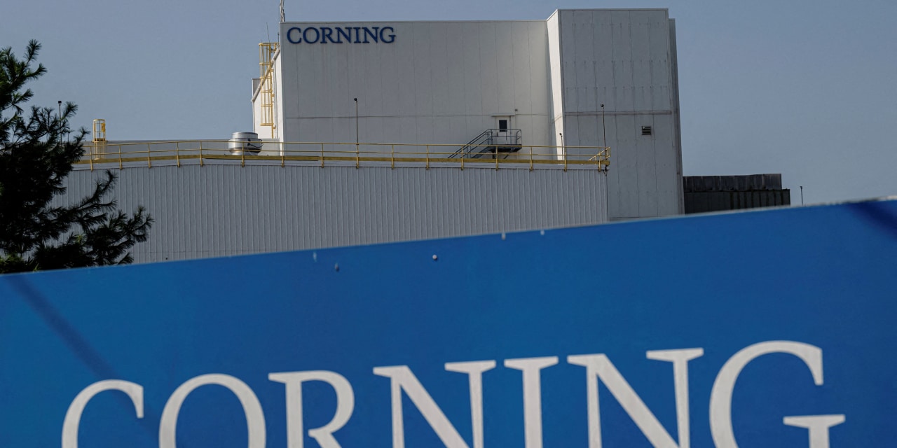 Corning Capacity Limits, Smartphone Slump Weigh on Outlook
