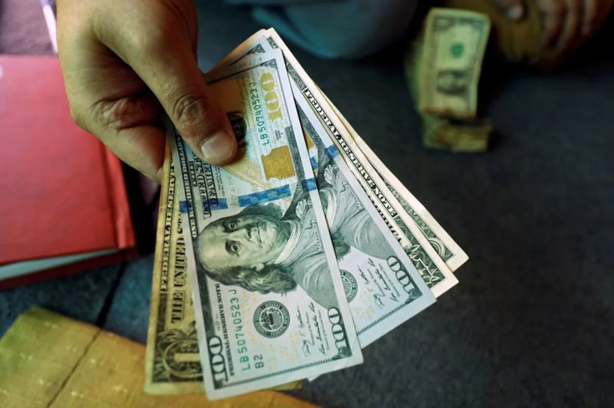 Dollar edges up; keeps yen pinned near 40-year lows