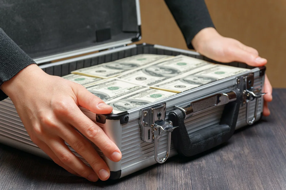 Dollar Edges Up on Weak Stocks and Crude Oil Strength