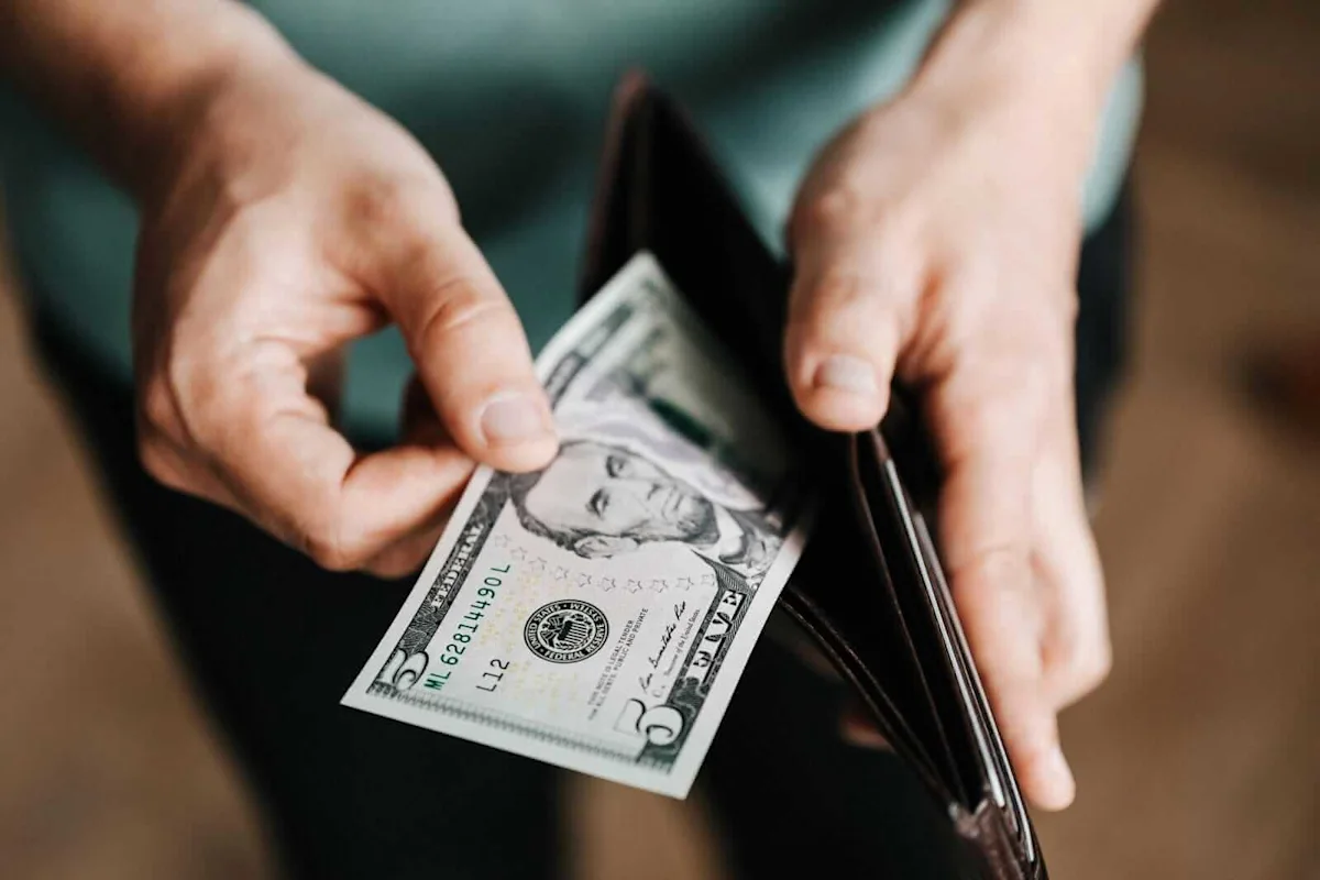 Dollar Firms With T-Note Yields and Crude Prices