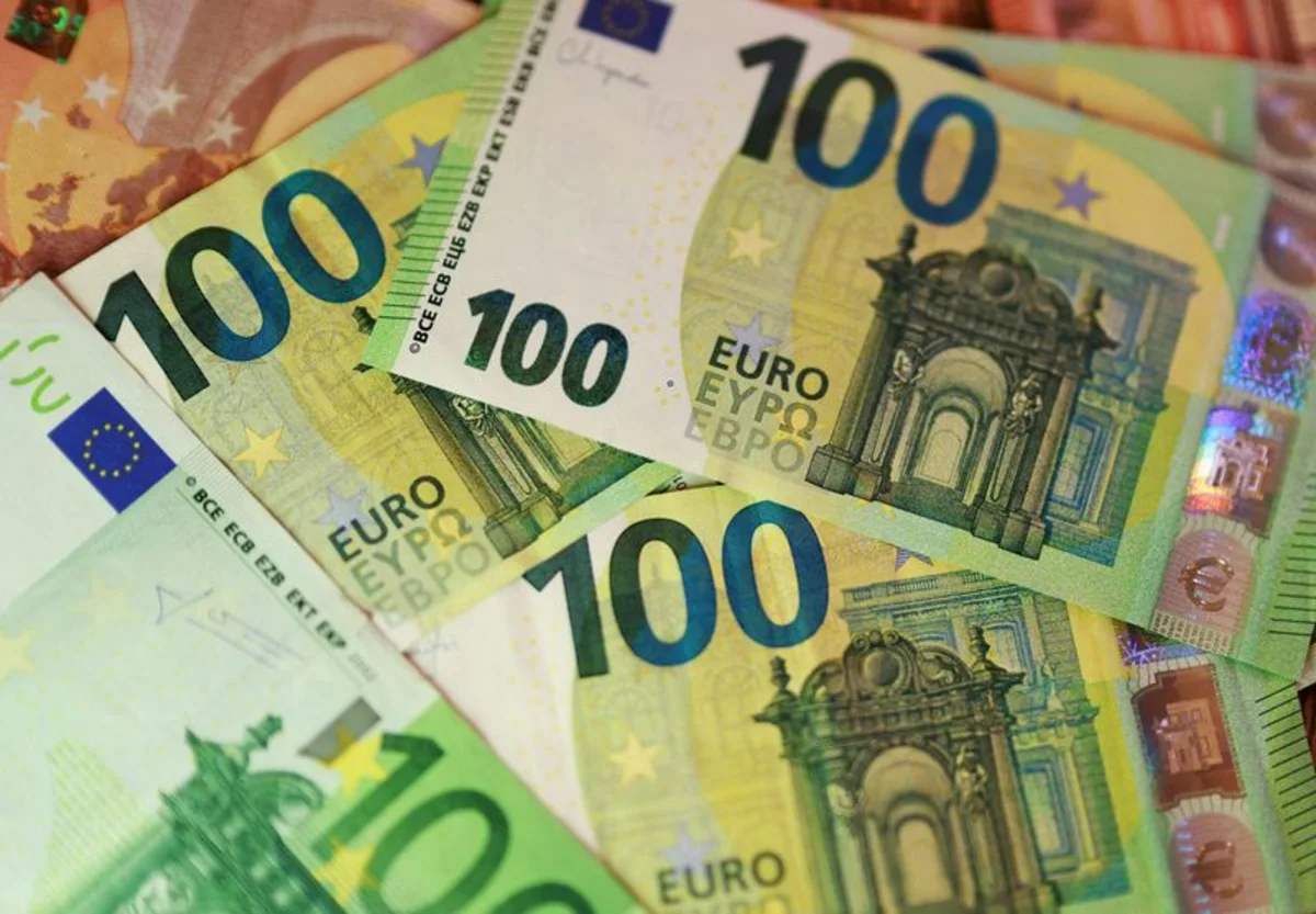 Dollar hits new 40-year high versus yen, euro lower after ECB decision