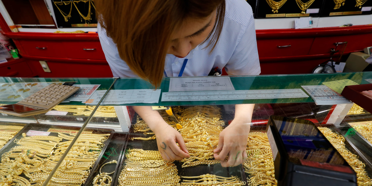 Gold ​Drops Below $4,000 ​on Stronger Dollar, Rate Expectations
