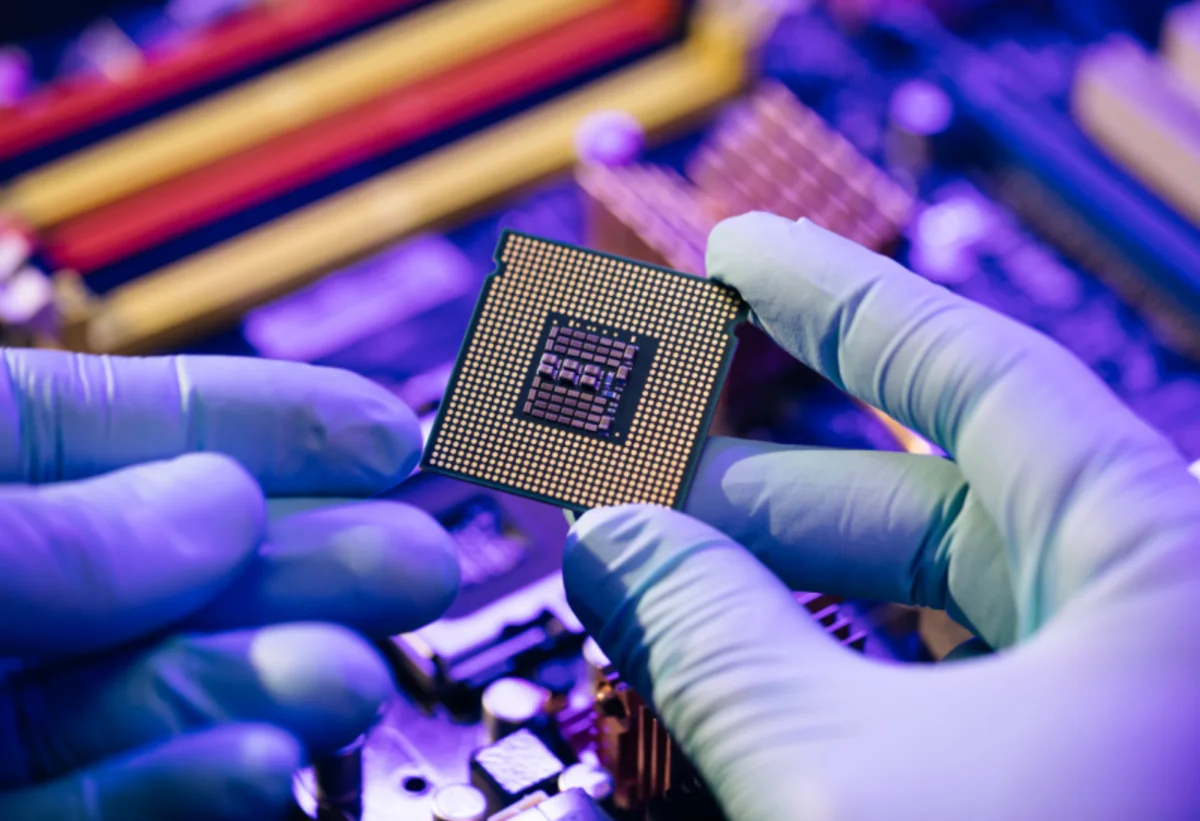 Investors Pour $25B Into Semiconductor ETFs as DRAM Plunges 40%
