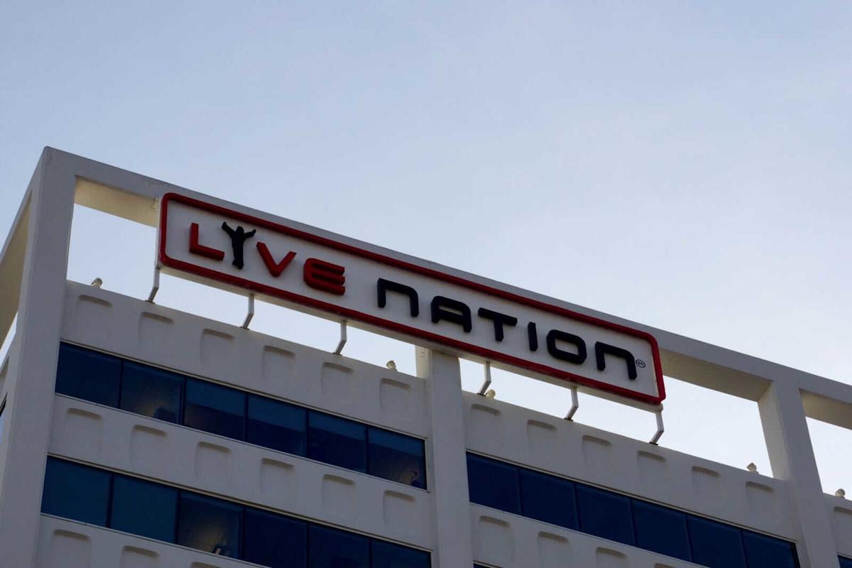 Live Nation Entertainment Stock: Is LYV Outperforming the Communication Services Sector?