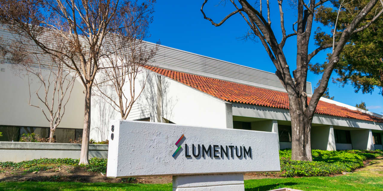 Lumentum Stock Leads the S&P 500 While Corning Can’t Keep Up