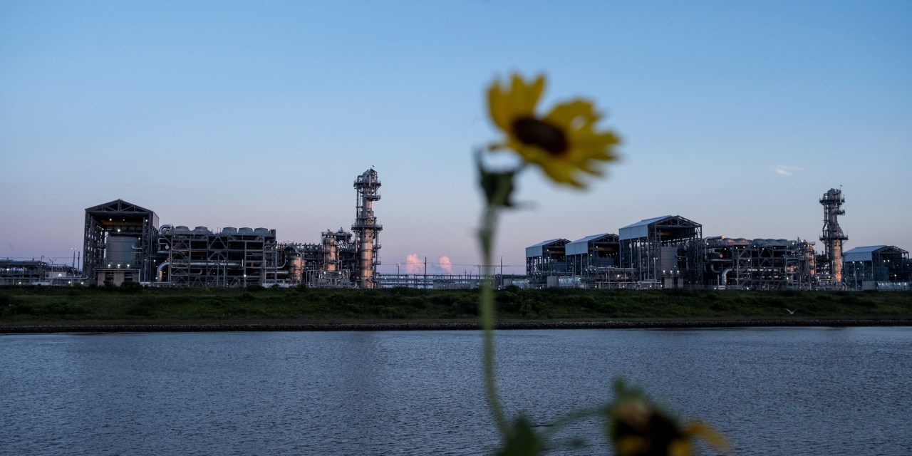 Natural-Gas Prices Sink as Texas LNG Terminal Closes for Maintenance