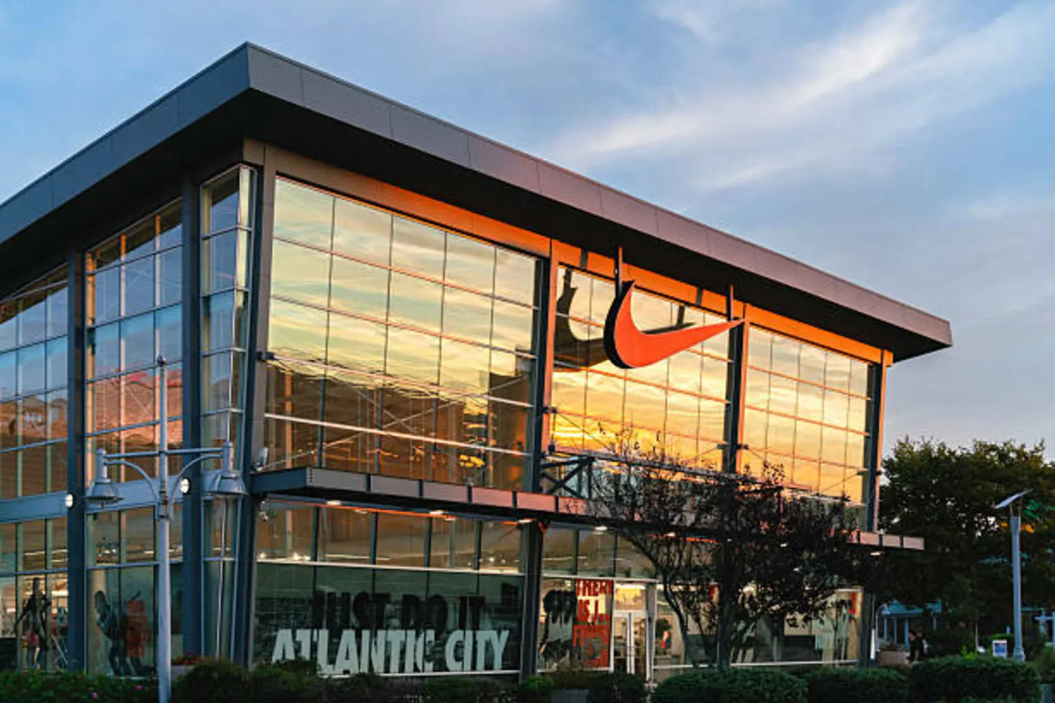 Nike: 29 Times Earnings And Negative Guidance