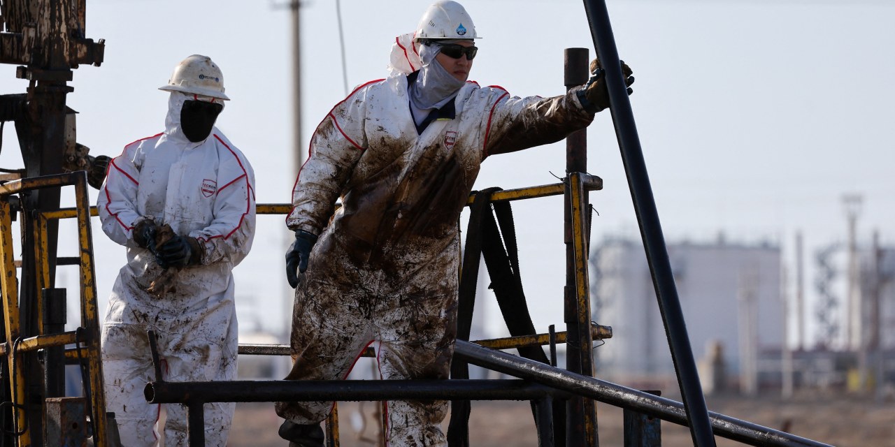 Oil Futures Post Weekly Gains on Middle East Escalation