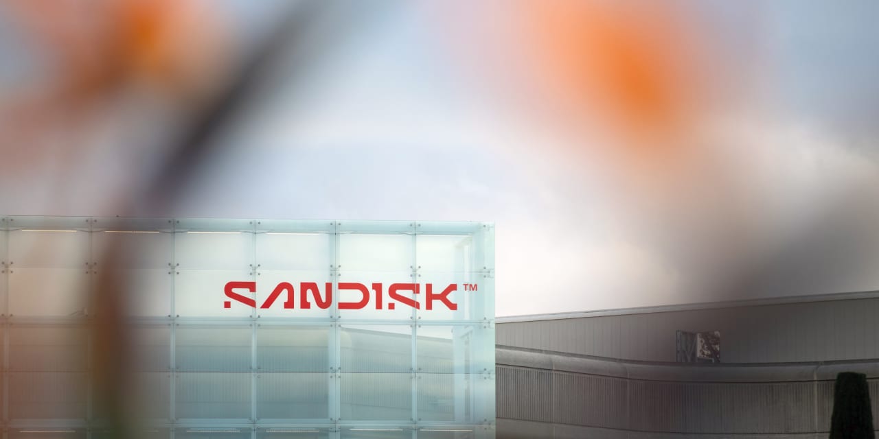 Sandisk Stock Limps Along. The Micron Earnings Afterglow Is Gone.