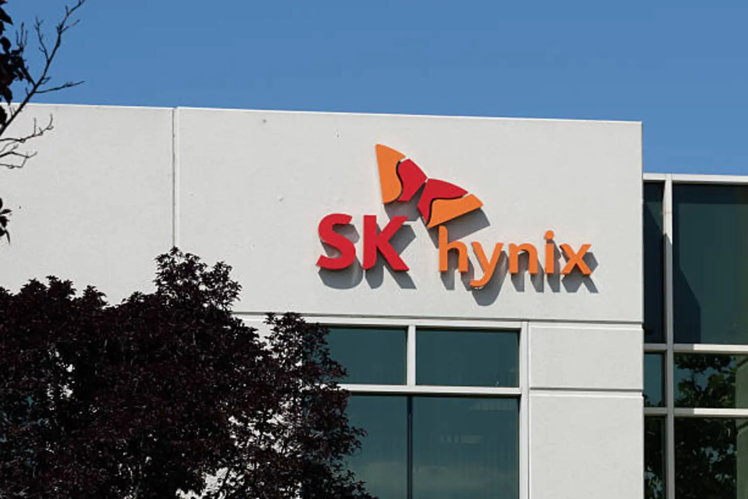 SK Hynix: Strong HBM Tailwinds, But Mind ADR Premium And The Cycle