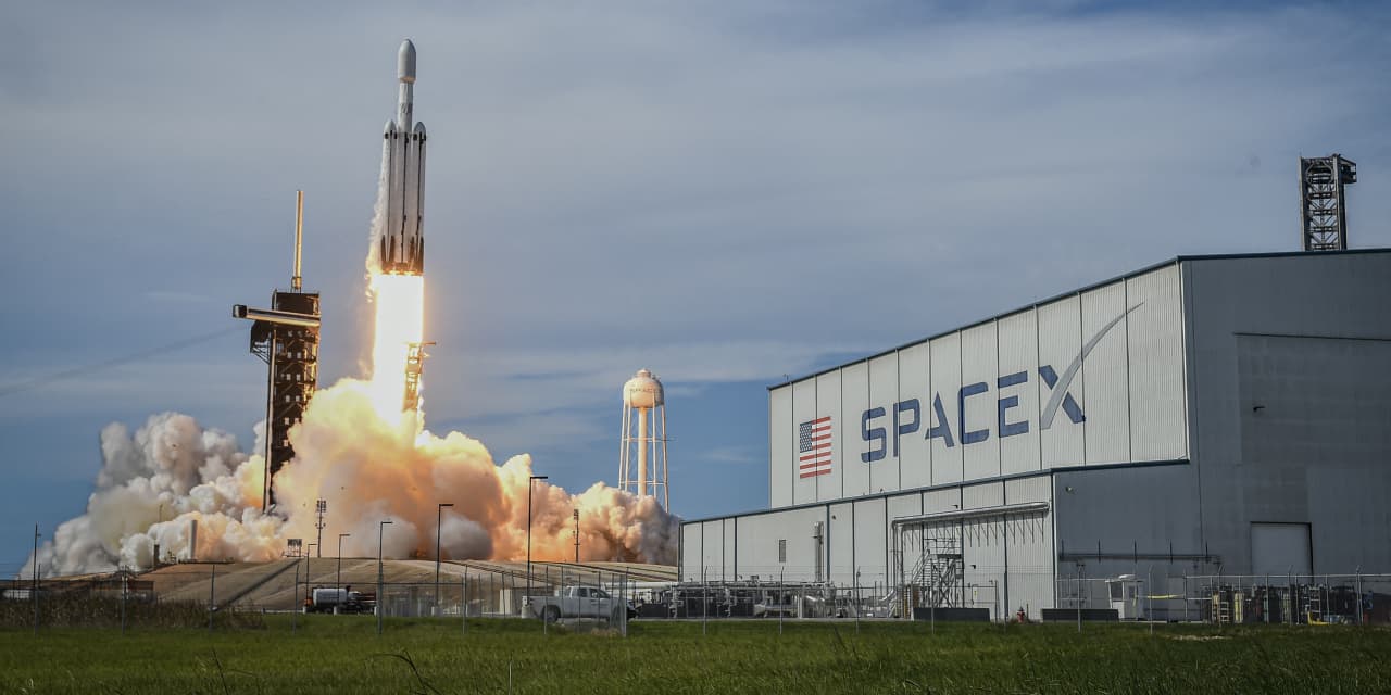 SpaceX is So Complex, It Took 3 Analysts to Call It a ‘Buy’