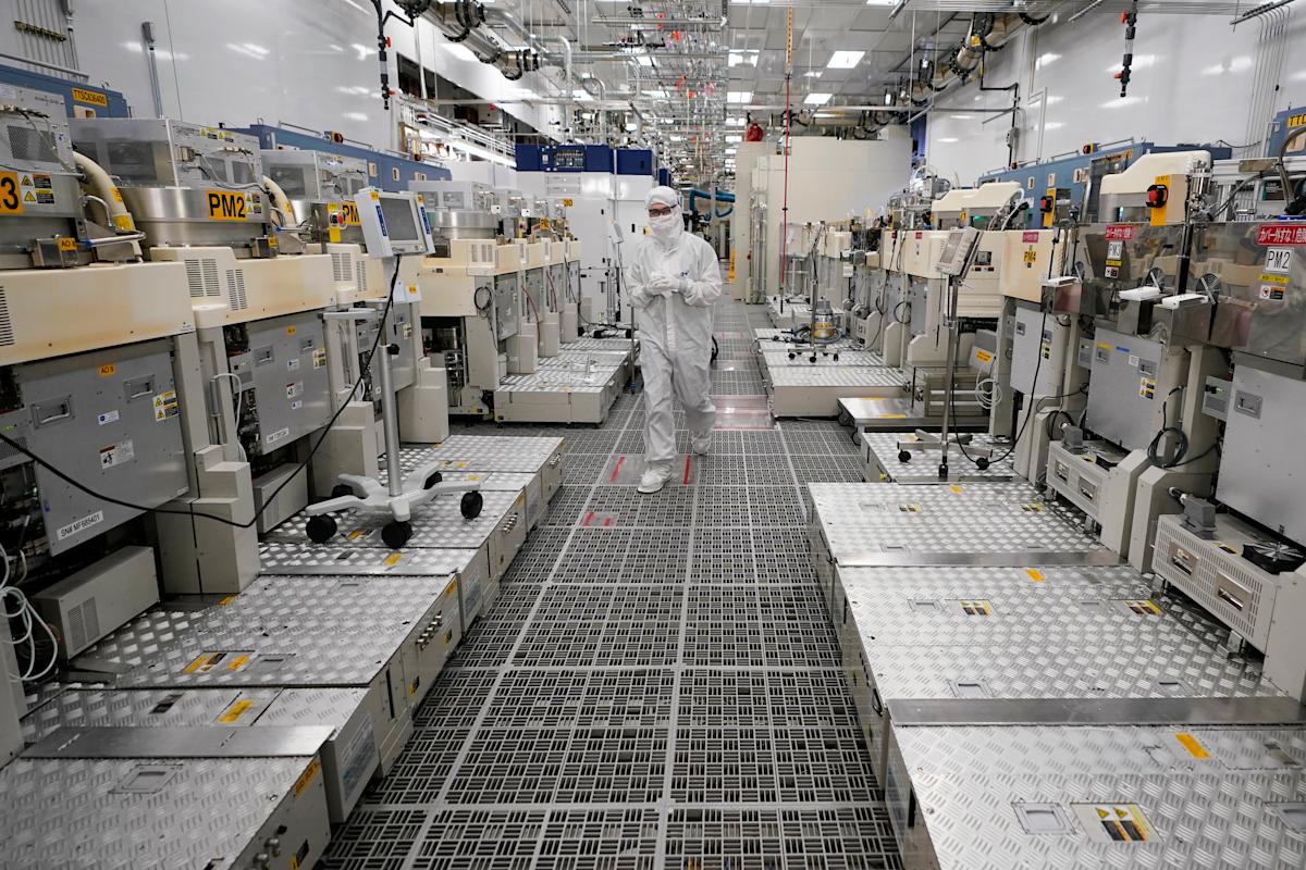 Stock market today: S&P 500, Nasdaq eye rebound from tech rout with Micron in focus