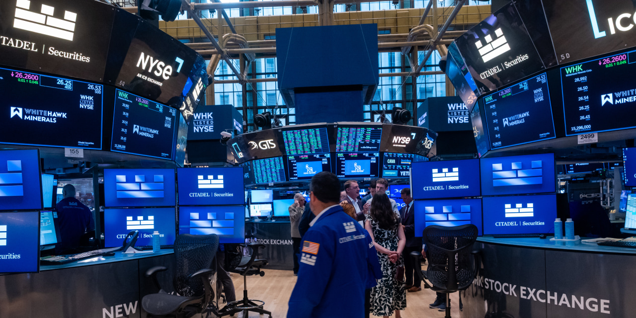 Stocks Mixed as AI Weakness Offset by Consumer Strength