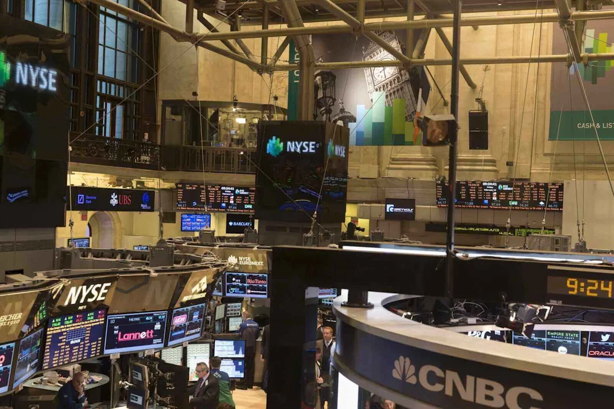 Stocks Retreat as Tech Shares Plunge