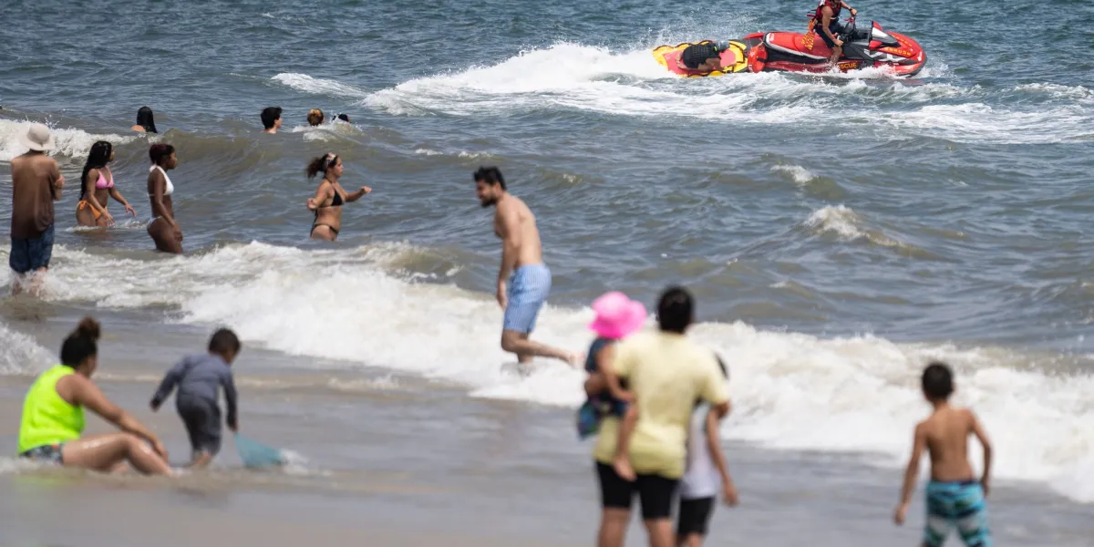 Swimmer bitten in suspected shark attack at Jones Beach, prompting brief closure as the U.S. battles record-breaking heat