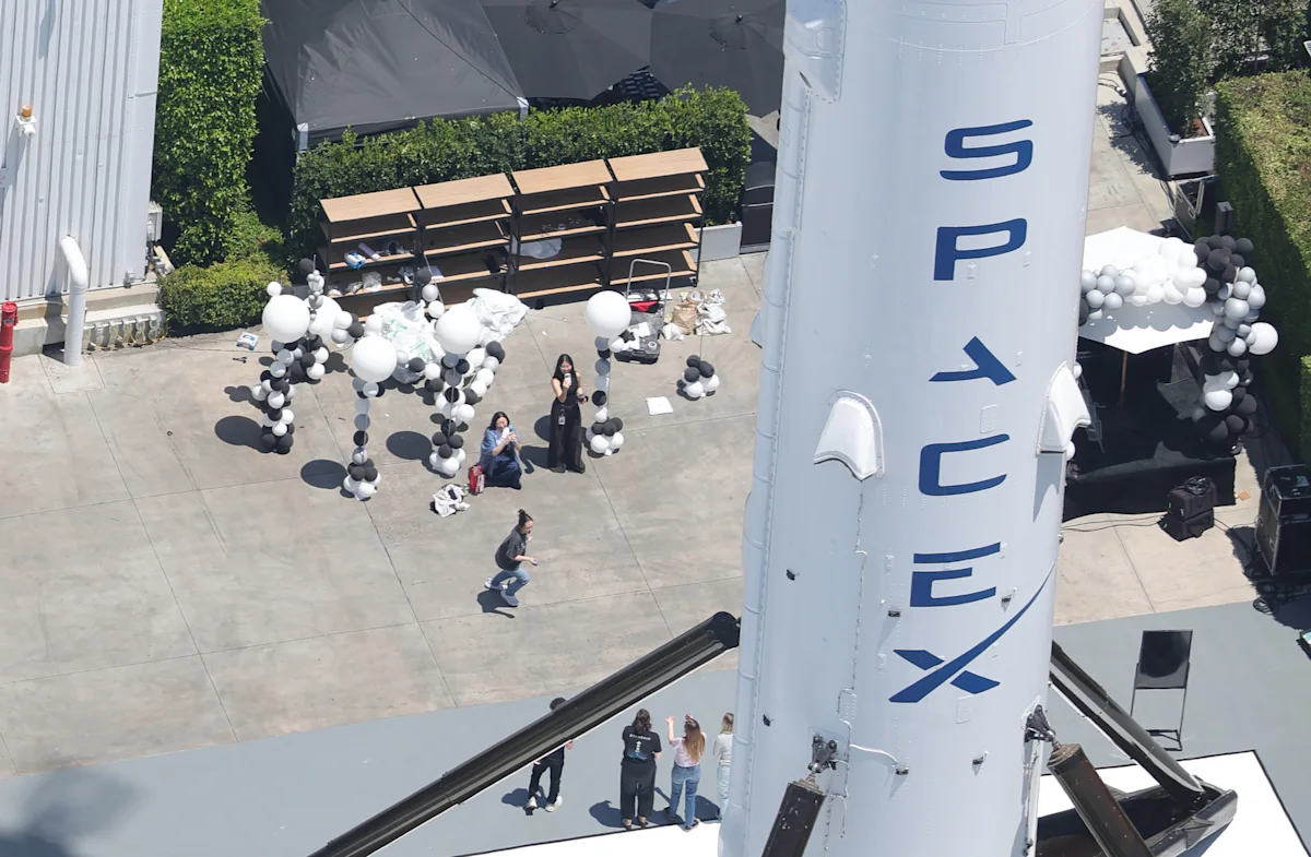 Tech bull Ives initiates SpaceX with Outperform rating, $190 price target