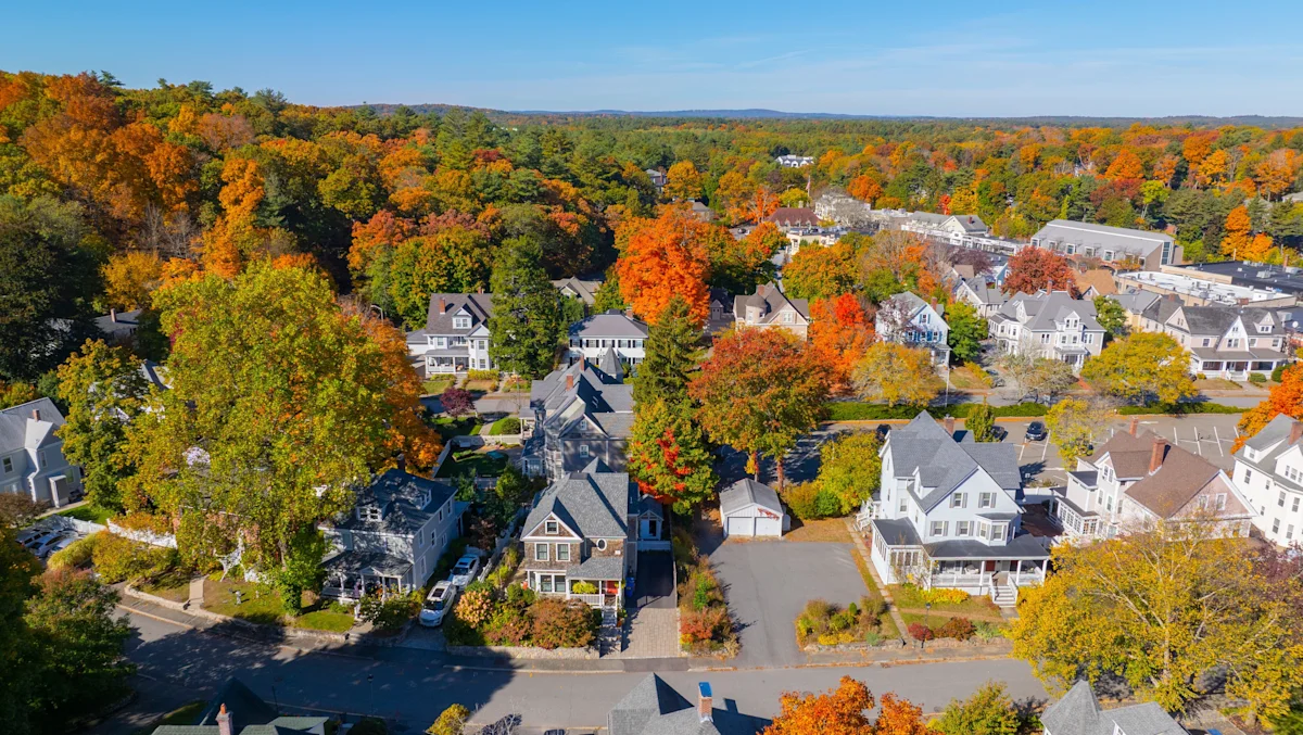 The top 10 wealthiest US suburbs have average incomes as high as $612K, but experts warn they're magnets for crime