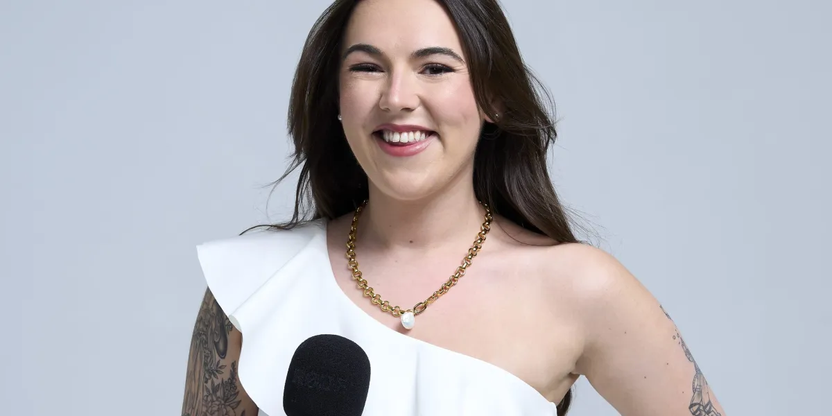 This millennial job-hopped every 6 months to $90K by the time she was 23—she left it all behind to become a salary negotiation guru