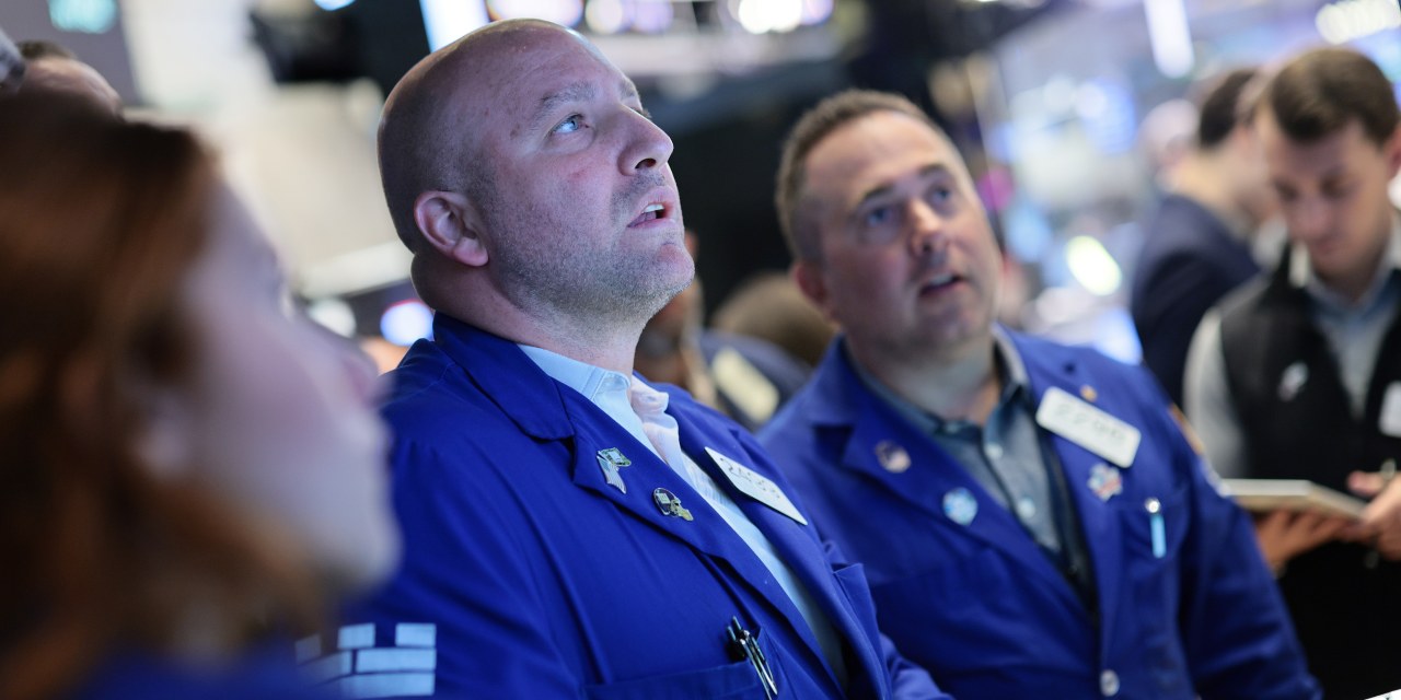 U.S. Stocks Fall as Tech Selloff Deepens, Oil Prices Hit $100 a Barrel