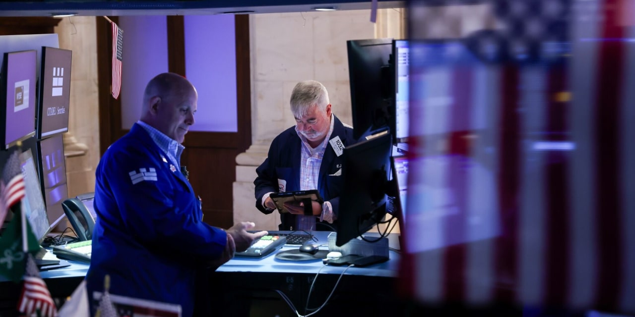U.S. Stocks Slide as Oil Hits $100, While Tech Selloff Deepens